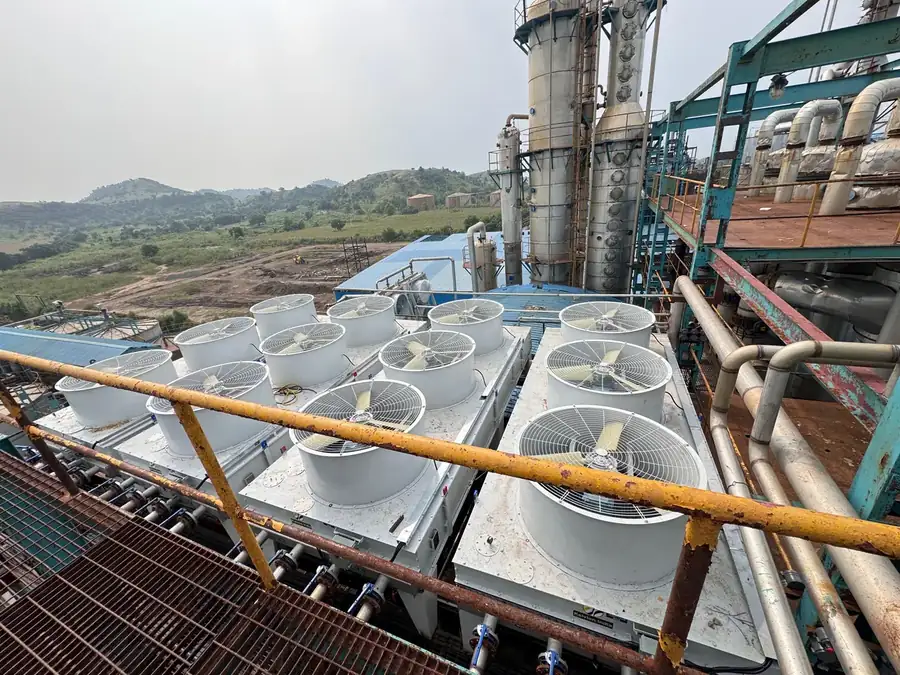 Air-cooled condenser installation at a plant site